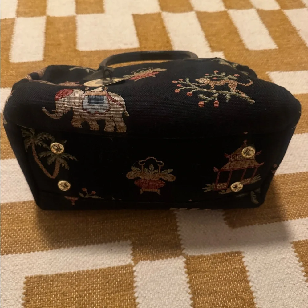 Elegant Black Tapestry Shoulder Bag - Picture 3 of 5